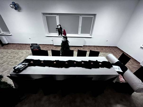 Grabów Osada zrealizowała projekt: „ Zakup projektora, systemu nagłaśniającego oraz obrusów na stoły i pokrowców na krzesła do Sali OSP w Grabowie”